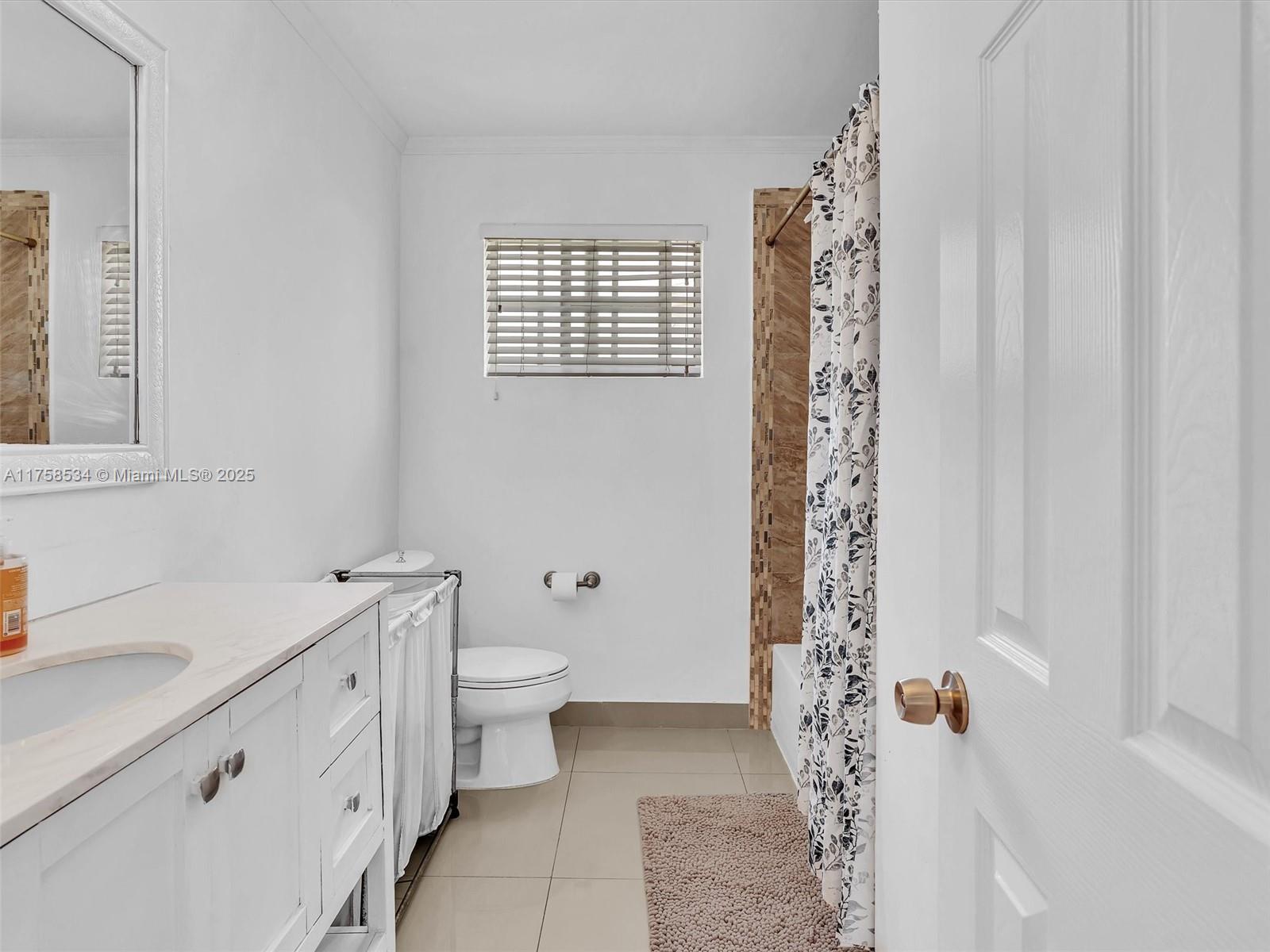 HOLLYWOOD HILLS - Residential