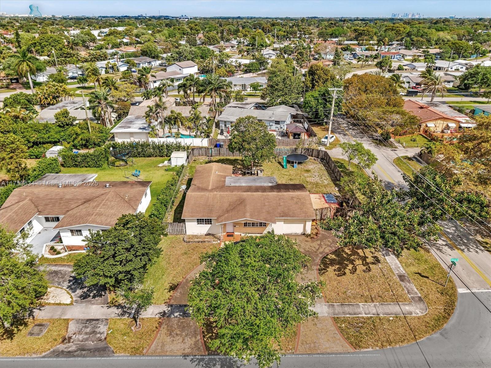 HOLLYWOOD HILLS - Residential