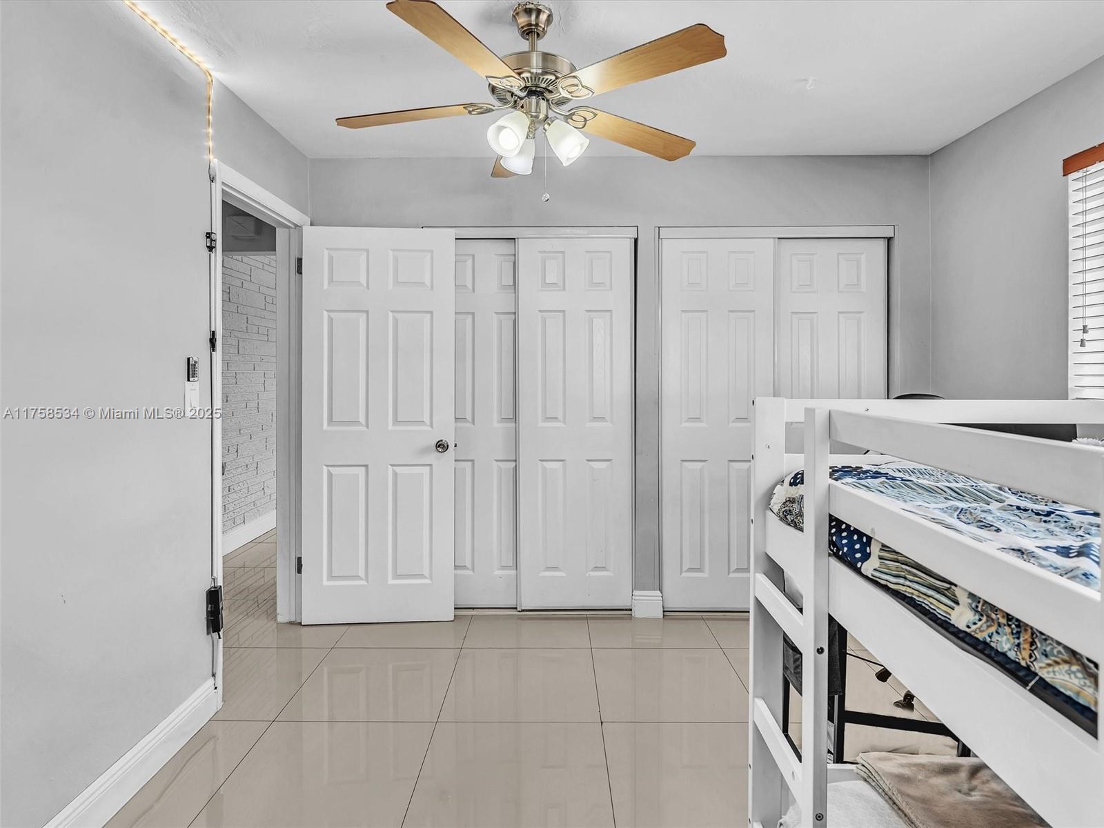 HOLLYWOOD HILLS - Residential