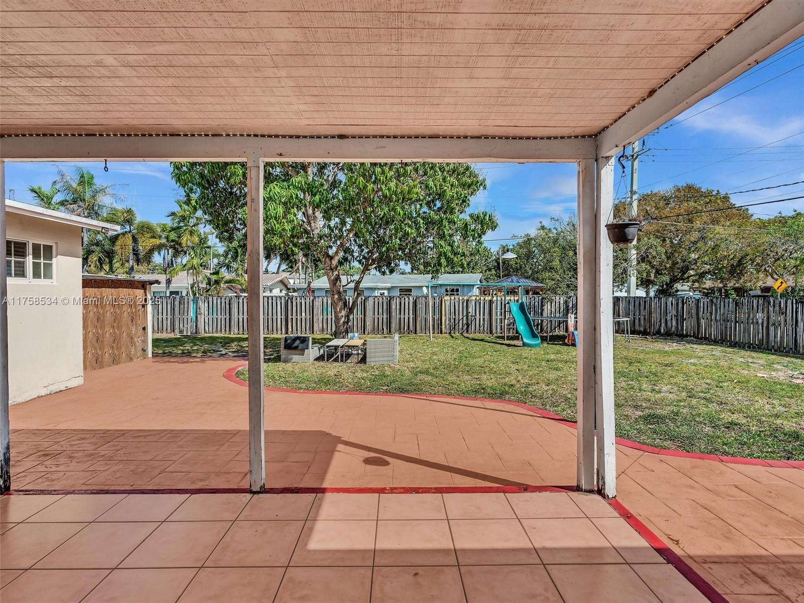 HOLLYWOOD HILLS - Residential