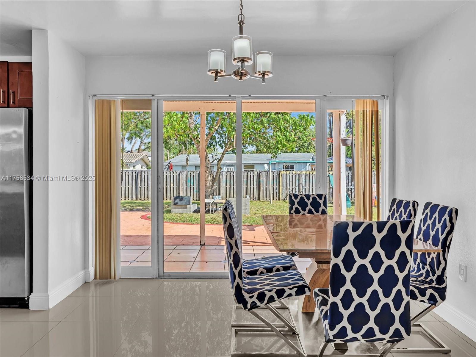 HOLLYWOOD HILLS - Residential