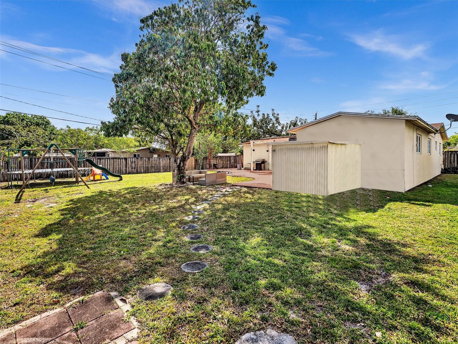 HOLLYWOOD HILLS - Residential