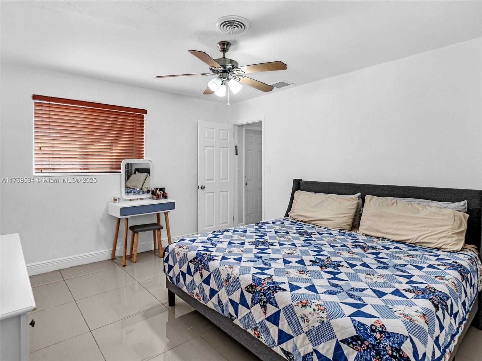 HOLLYWOOD HILLS - Residential