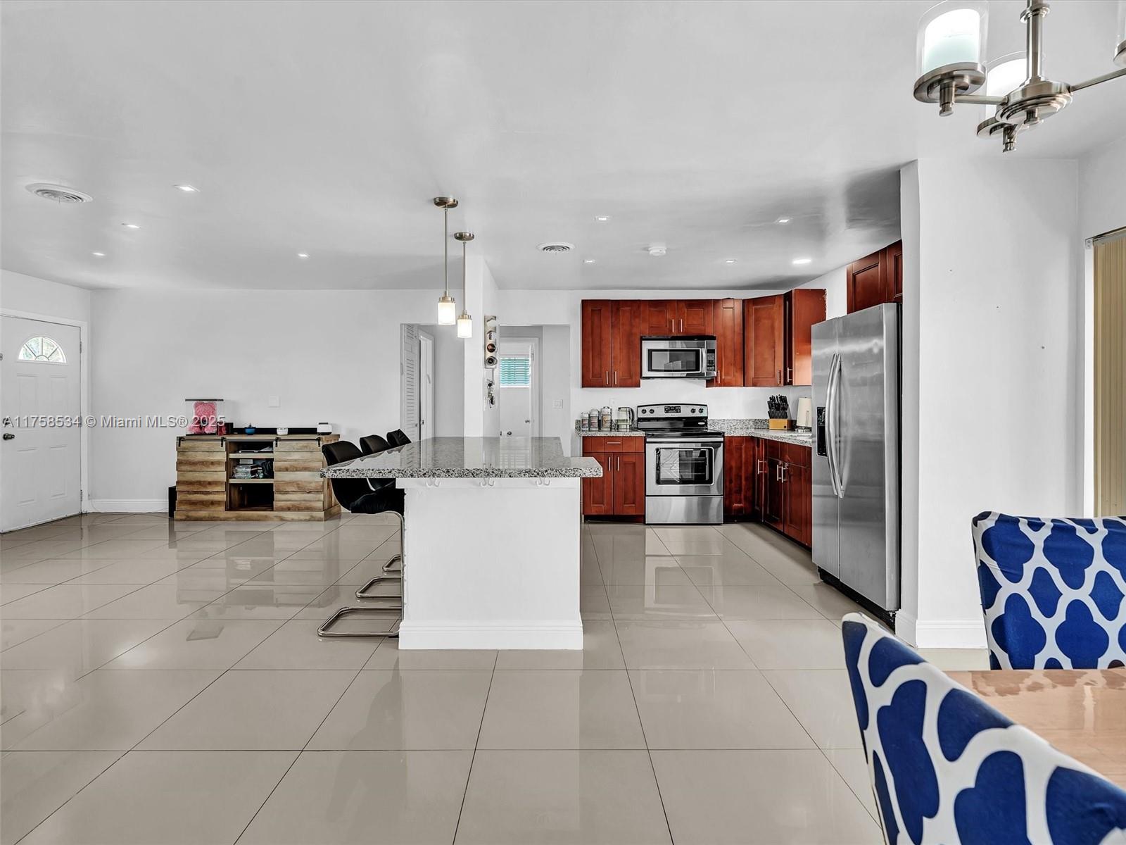 HOLLYWOOD HILLS - Residential