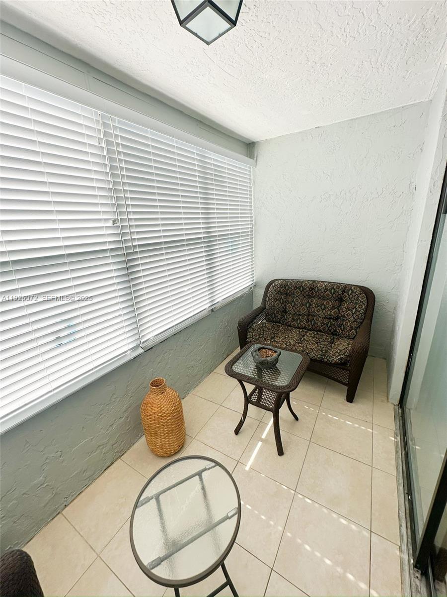 SOMERSET AT LAUDERDALE LA - Residential