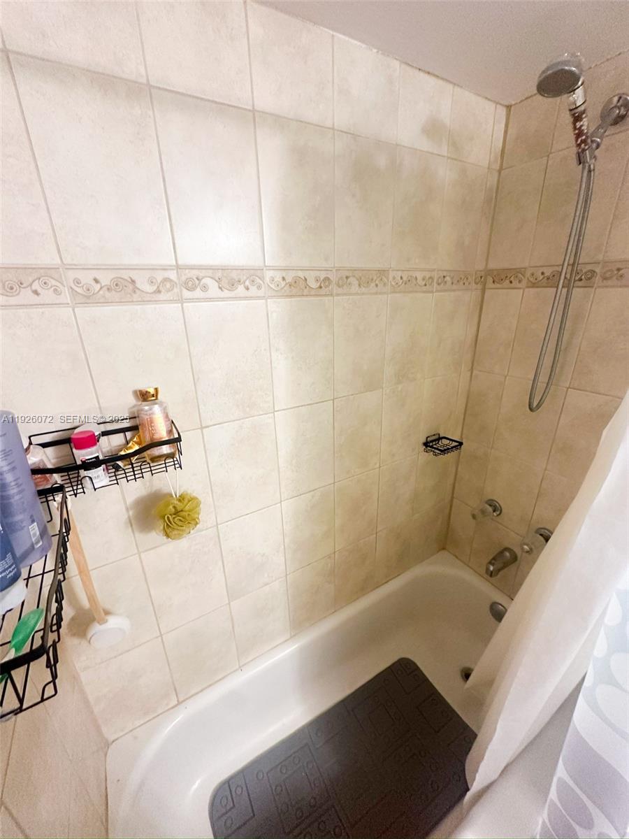 SOMERSET AT LAUDERDALE LA - Residential