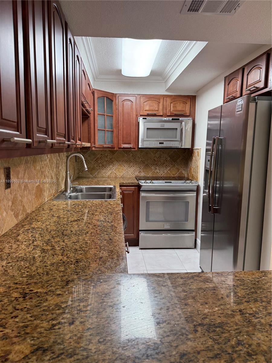 KENDALL CENTER - Residential Lease