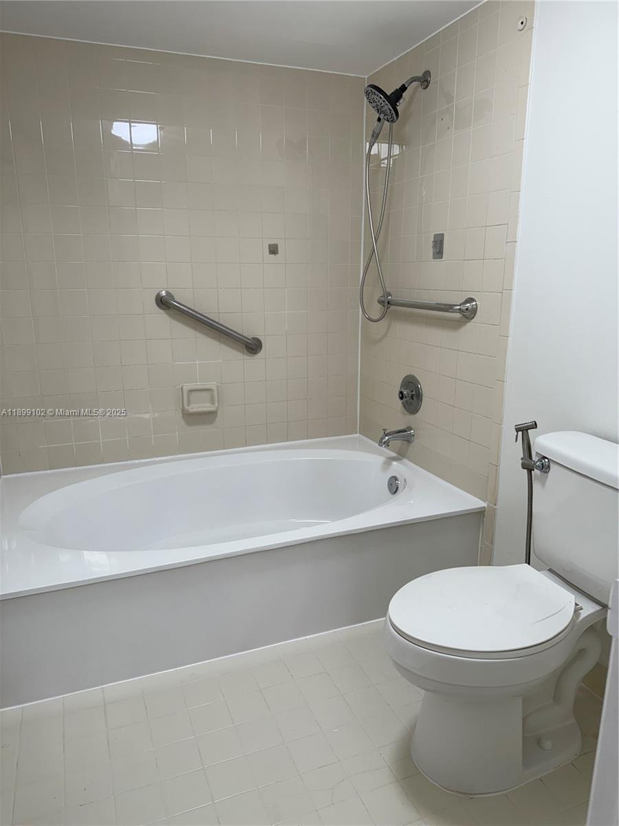 KENDALL CENTER - Residential Lease