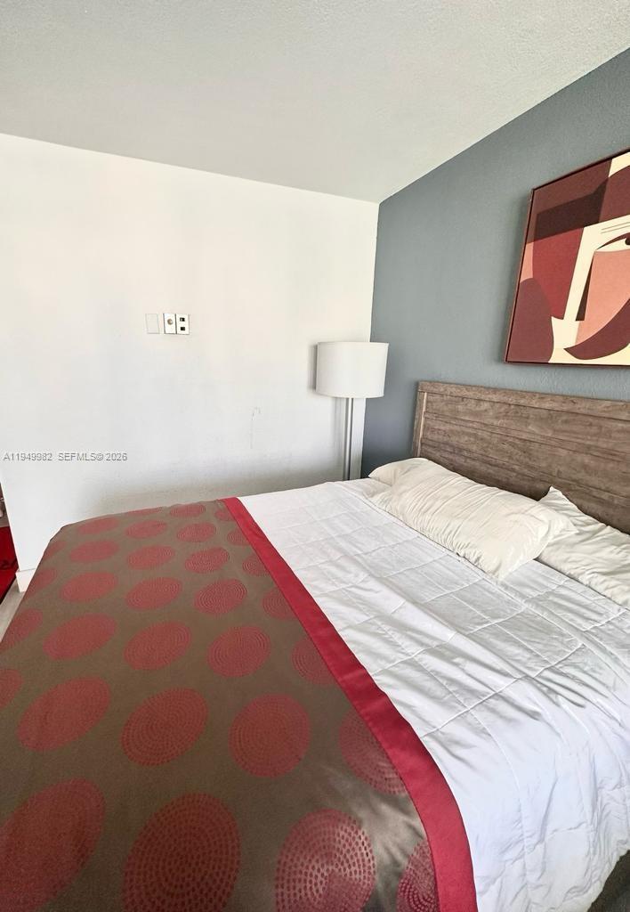 19201 Collins Ave 836