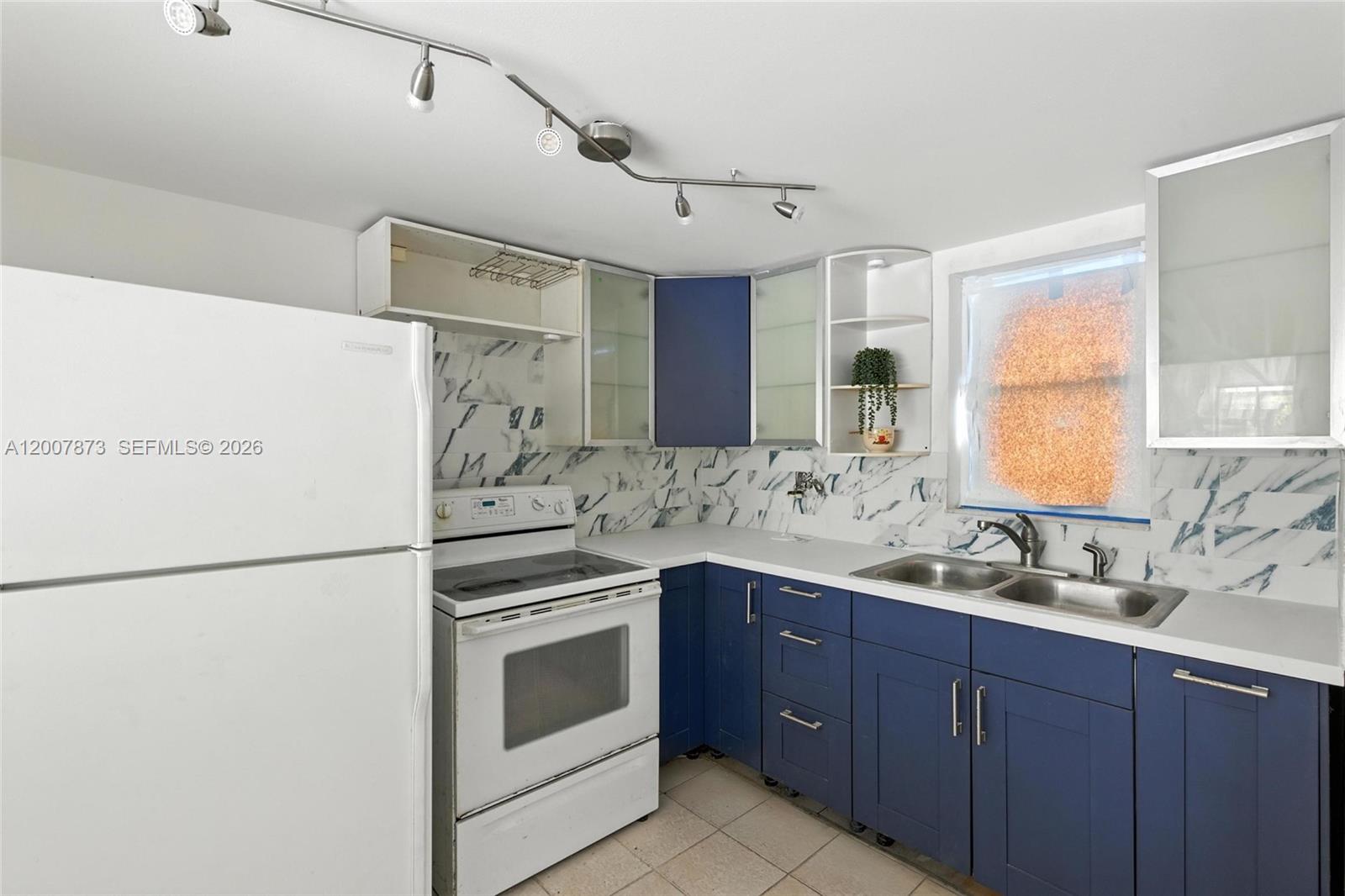 BRENTWOOD WEST TOWNHOUSES - Residential