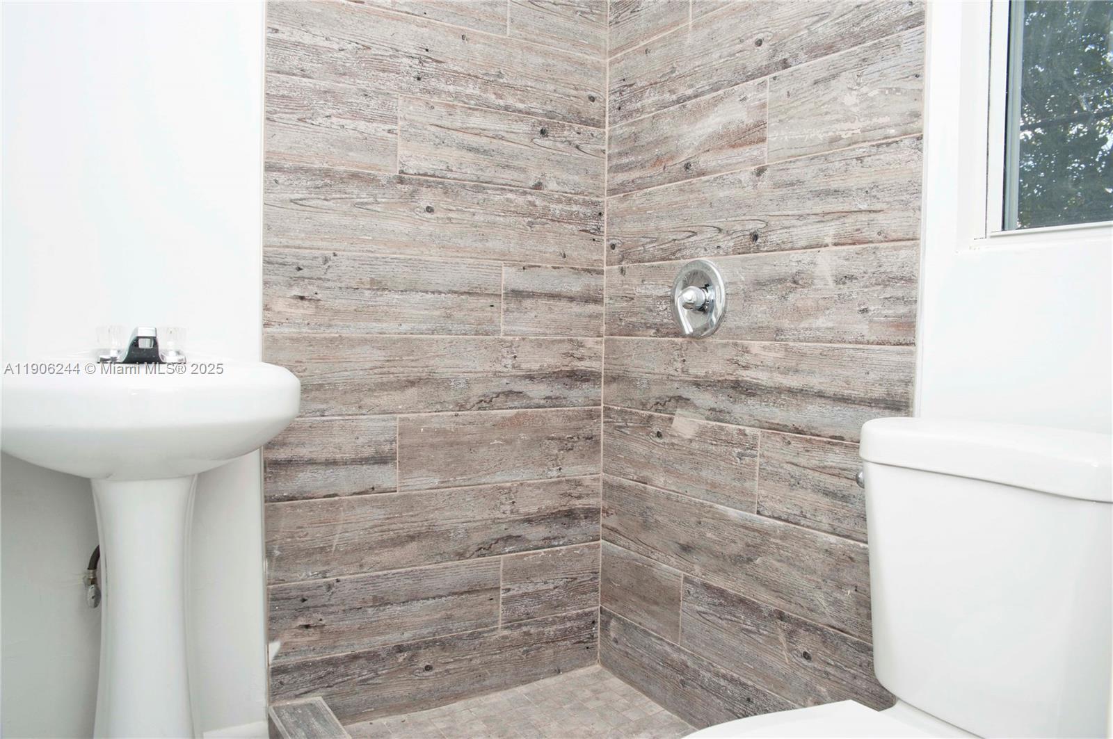 View photos, virtual tours, details... 1323 N Federal Hwy 2