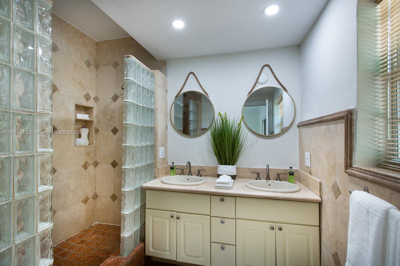 SUNRISE HARBOUR REV PL - Residential