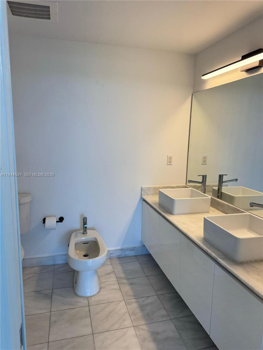 BLUE CONDO - Residential