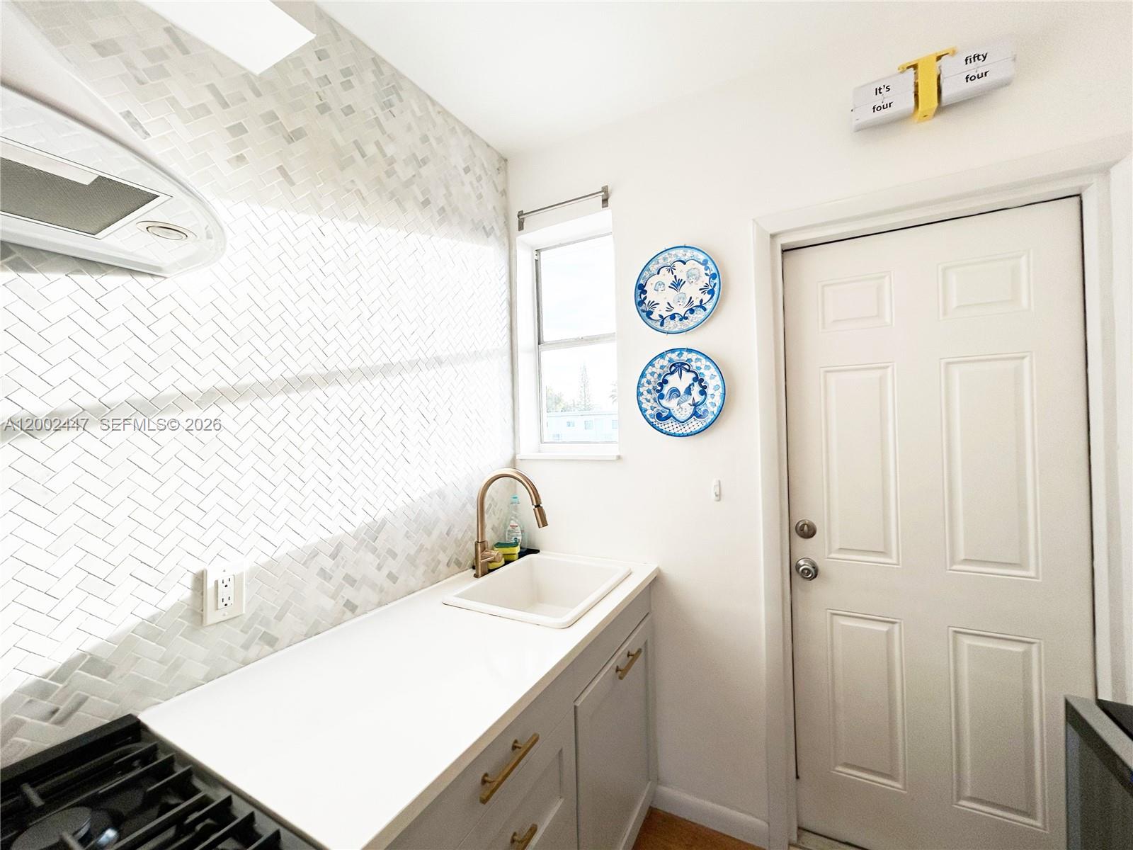 MARSEILLES DECO CONDO - Residential Lease