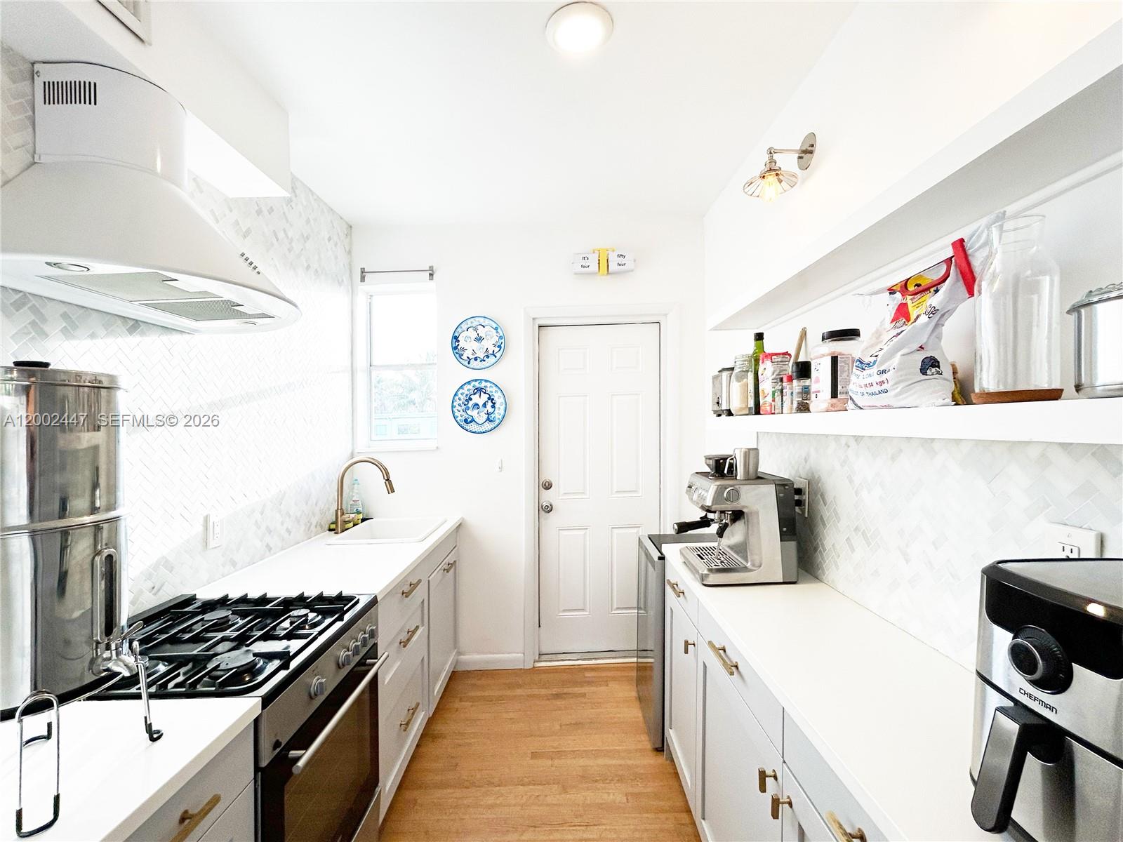 MARSEILLES DECO CONDO - Residential Lease