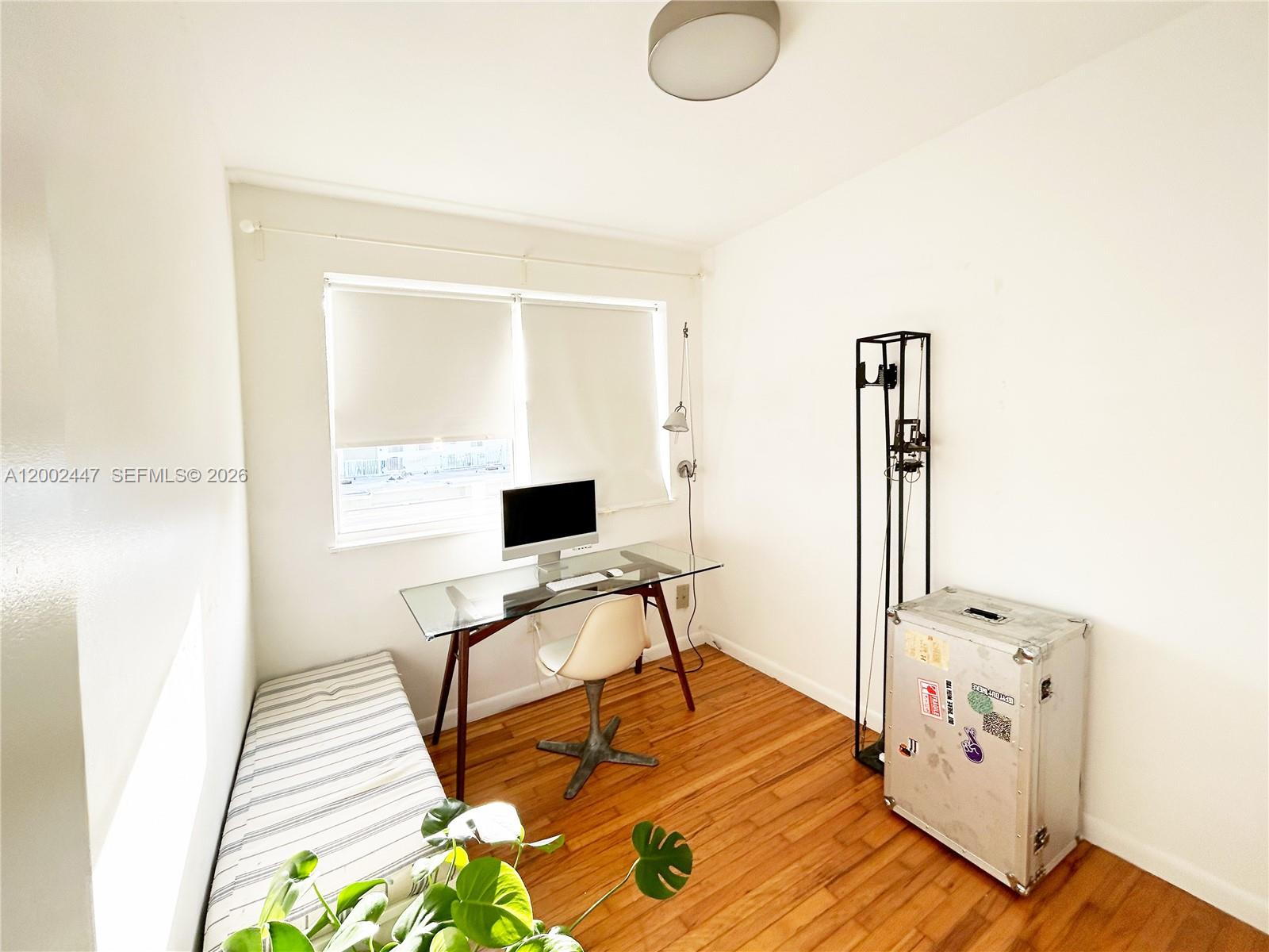 MARSEILLES DECO CONDO - Residential Lease