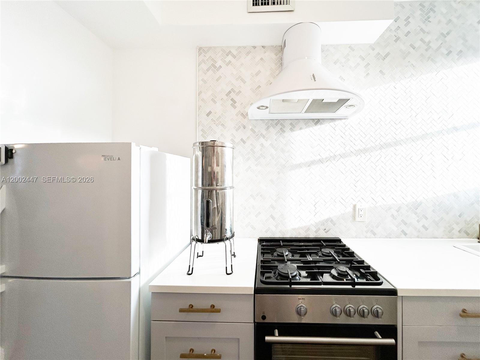 MARSEILLES DECO CONDO - Residential Lease