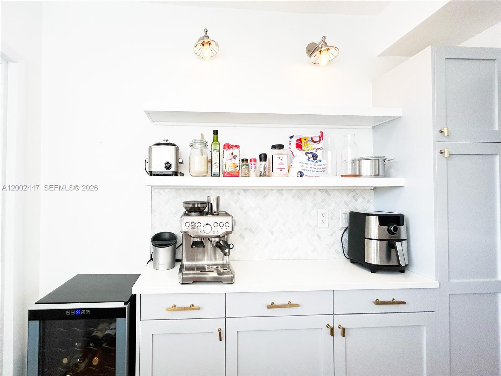 MARSEILLES DECO CONDO - Residential Lease