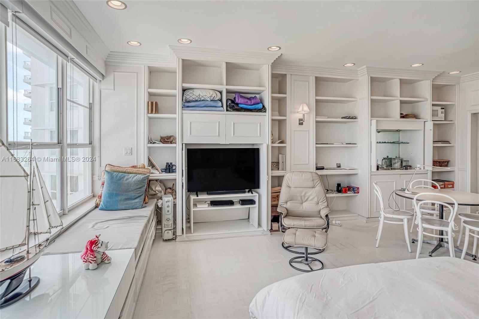 THE EXECUTIVE CONDO - Residential