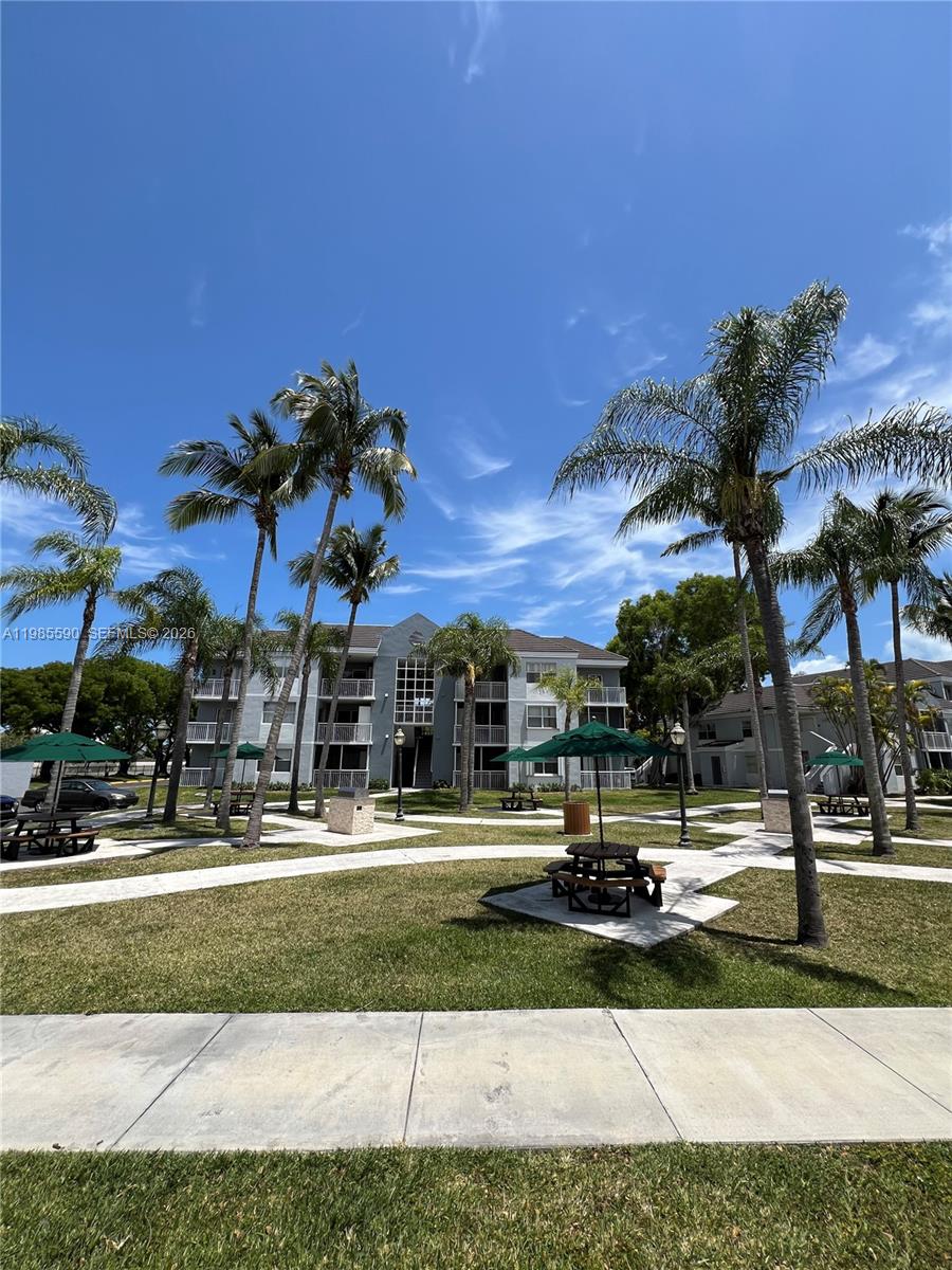 LE CLUB AT OLD CUTLER CON - Residential Lease