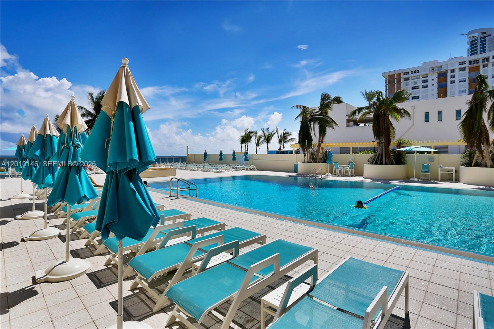 WAVE CONDO - Residential