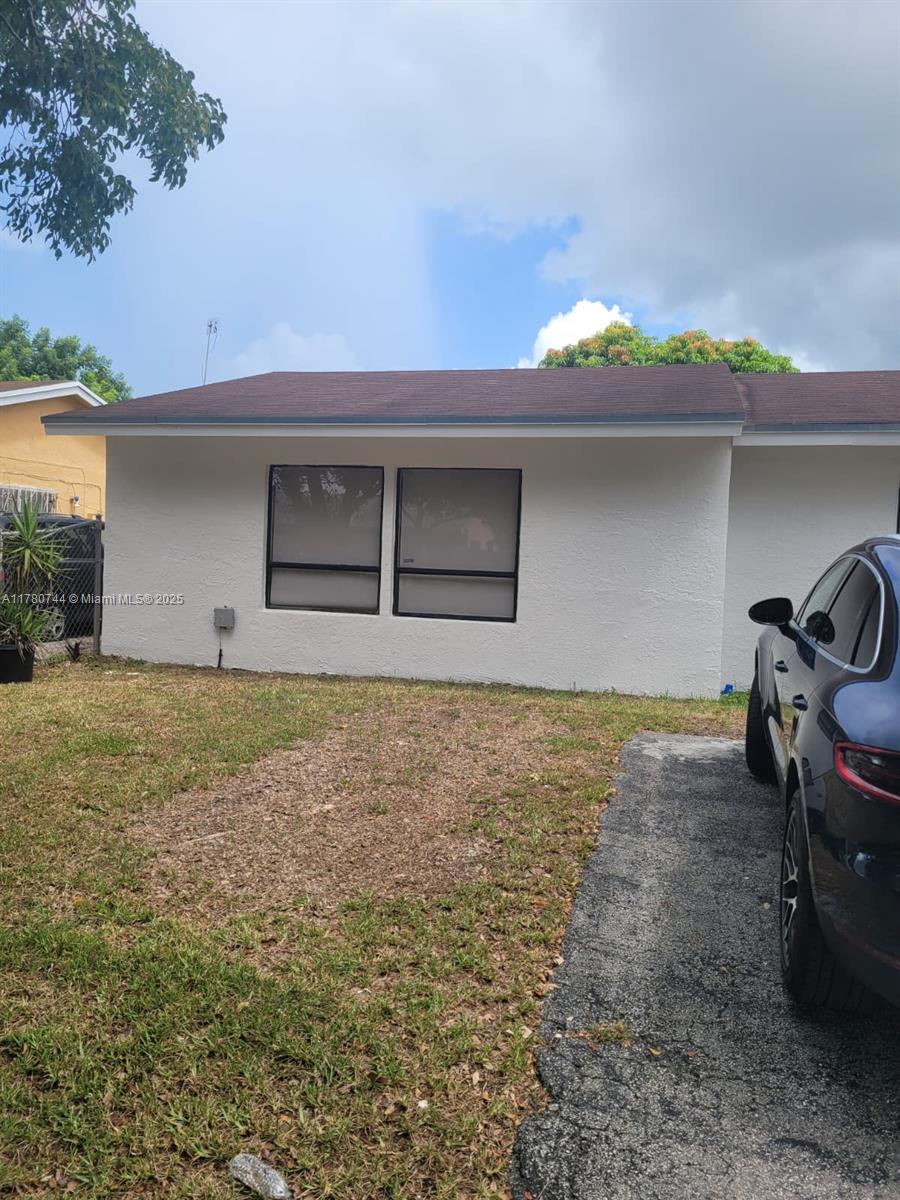 Beautiful 4-bedroom, 2-bathroom home in great condition! Featuring a spacious backyard perfect for entertaining or relaxing, this property also offers a granite kitchen, ample natural light, and a comfortable layout ideal for family living. Located in a vibrant neighborhood, this is a wonderful opportunity to own a great family home. At this moment rented until Augusto 2025 Single family no association fees