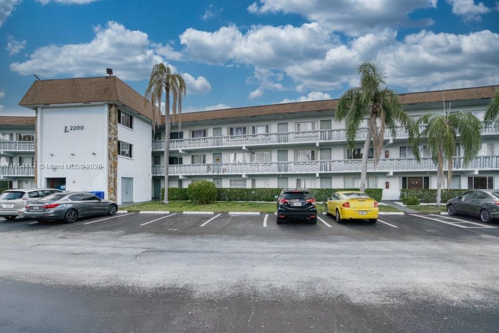 SPACIOUS 2 BEDROOMS UNIT READY TO MOVE IN. 1 FULL BATH AND 1 HALF BATH, NICE WOOD FLOORS, UPDATED KITCHEN AND BATH. LOTS OF STORAGE SPACE. BEAUTIFUL GARDEN VIEW FROM THE SCREENED BALCONY. UNIT IS FRESHLY PAINTED. NO PETS. LANDLORD REQUIRES FIRST MONTH RENT AND 2 MONTHS OF SECURITY DEPOSIT.