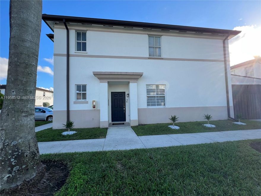 Impecable corner unit fenced, ready to move in. 4/3 baths with bedrooms like masters with
private bathrooms. Stainless Steel Appliances, granite counter tops, wood floors , tile roof
ceiling fans, zebra blinds, All tiles terrace. Show with confidence. LOW MAINTENANCE FEE.