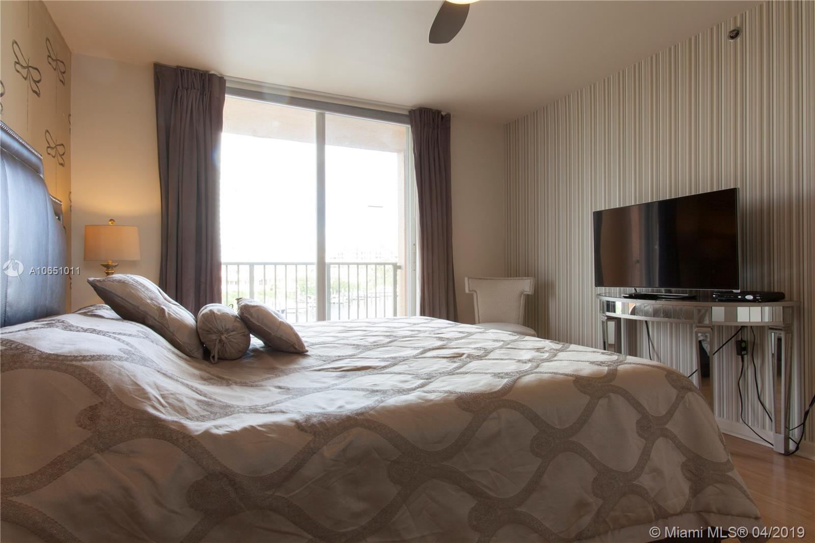 THE YACHT CLUB AVENTURA - Residential