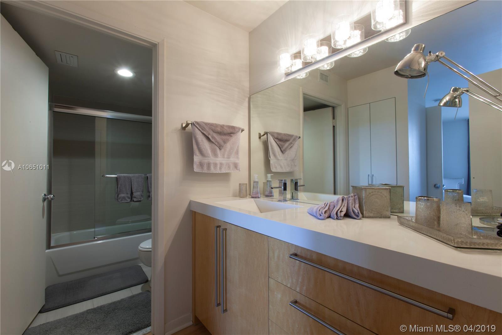 THE YACHT CLUB AVENTURA - Residential