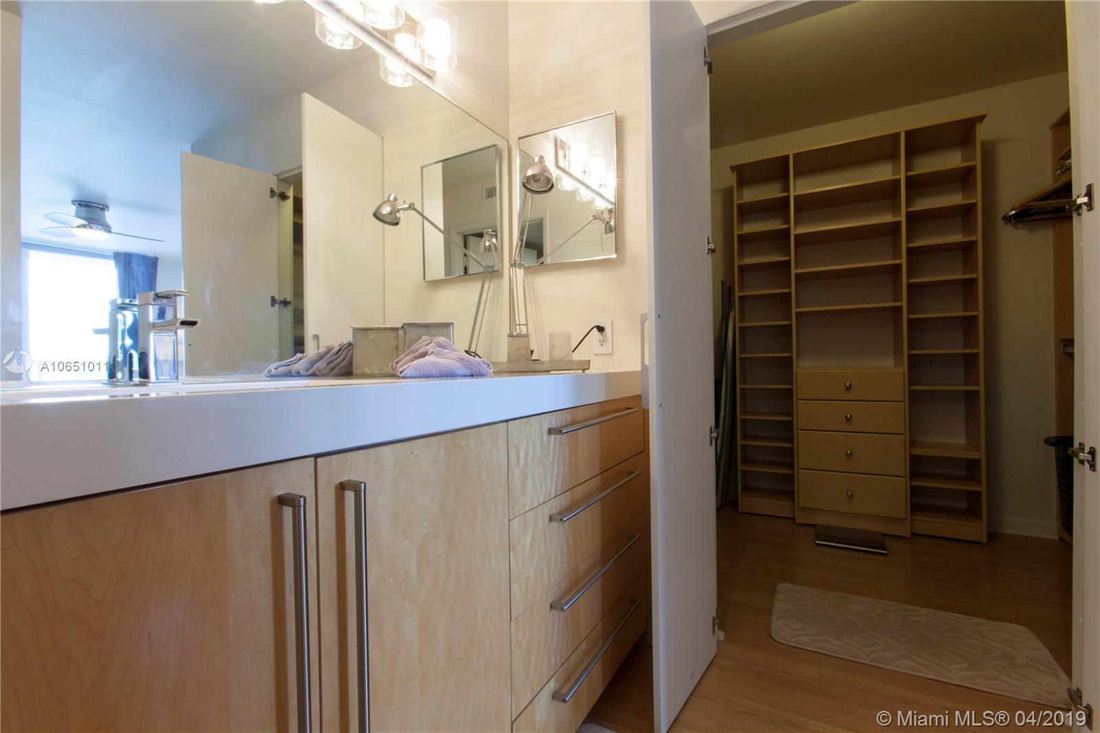 THE YACHT CLUB AVENTURA - Residential