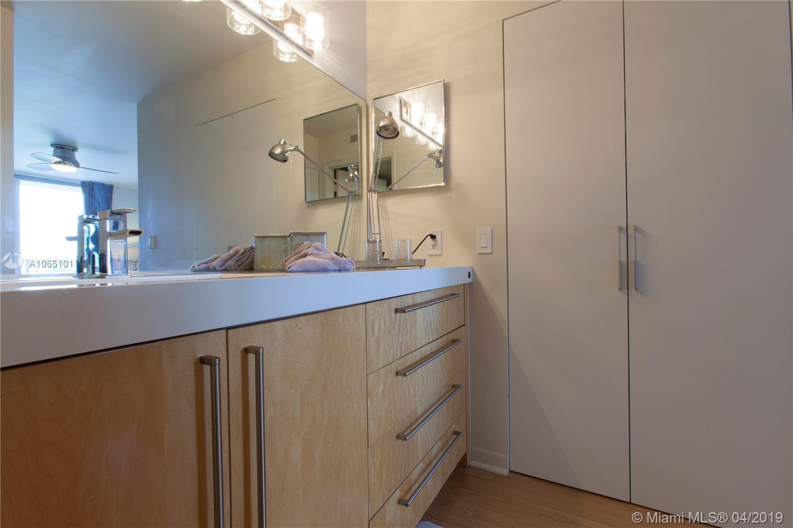 THE YACHT CLUB AVENTURA - Residential