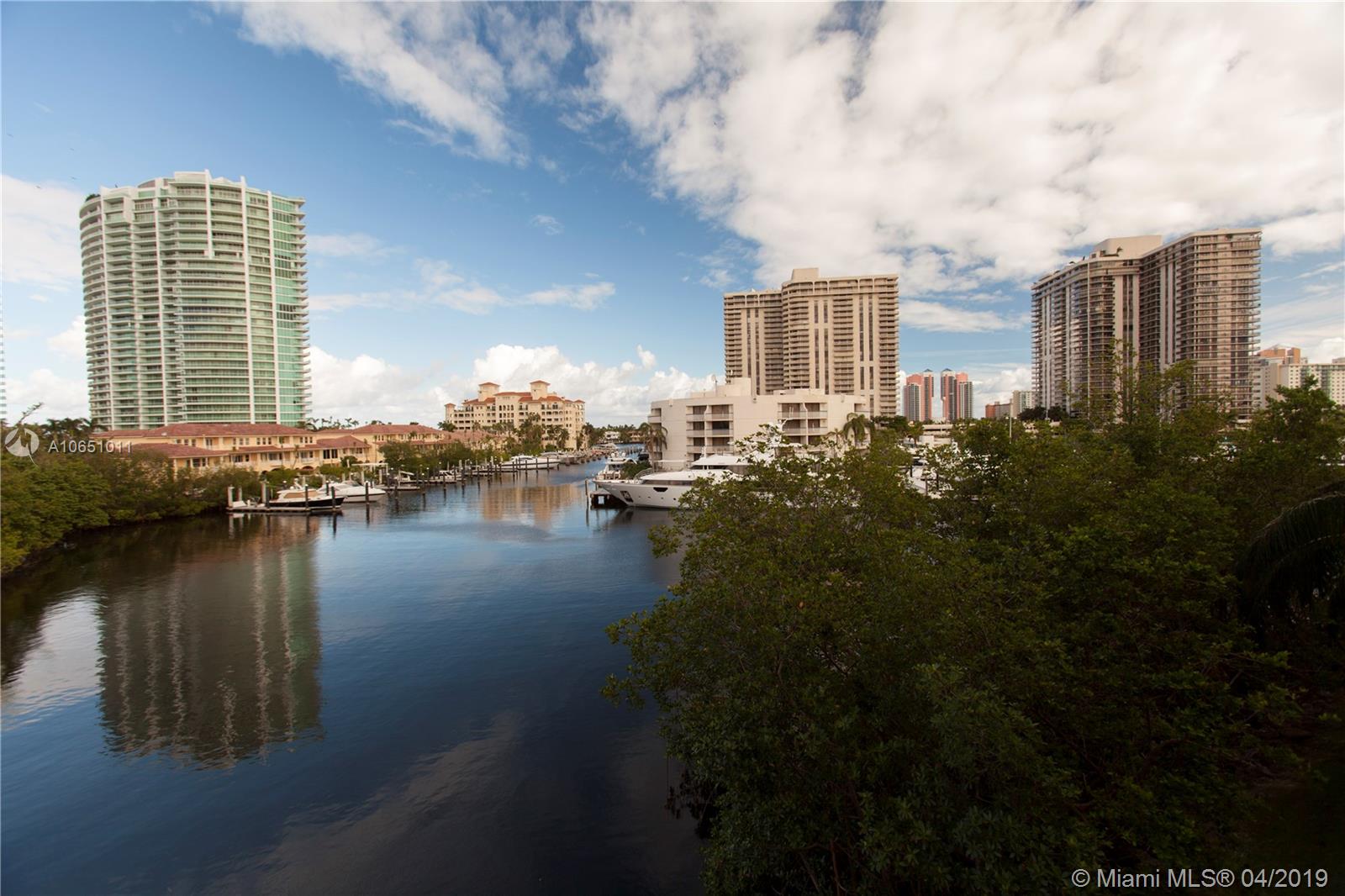 THE YACHT CLUB AVENTURA - Residential