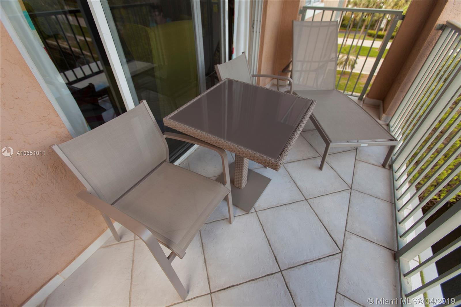 THE YACHT CLUB AVENTURA - Residential