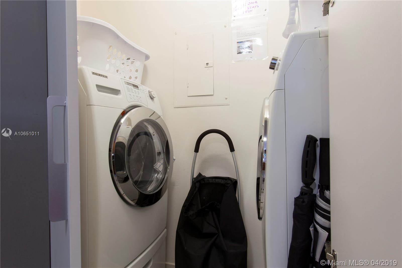 THE YACHT CLUB AVENTURA - Residential