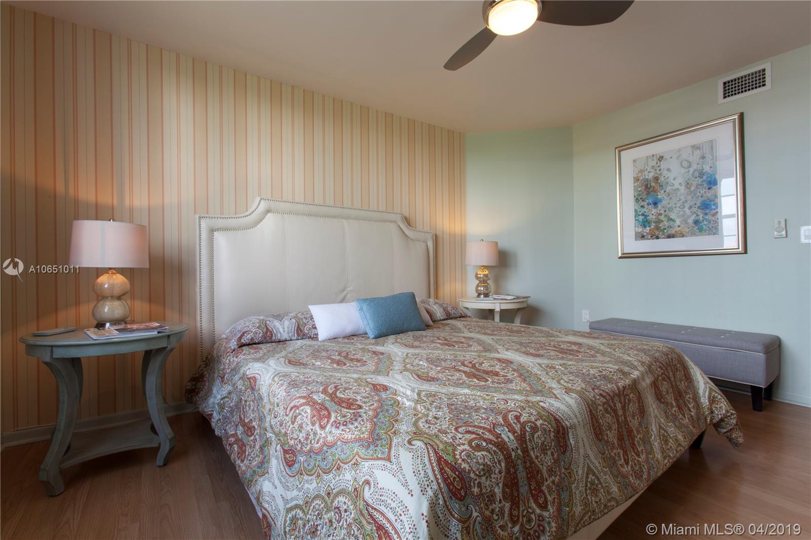 THE YACHT CLUB AVENTURA - Residential