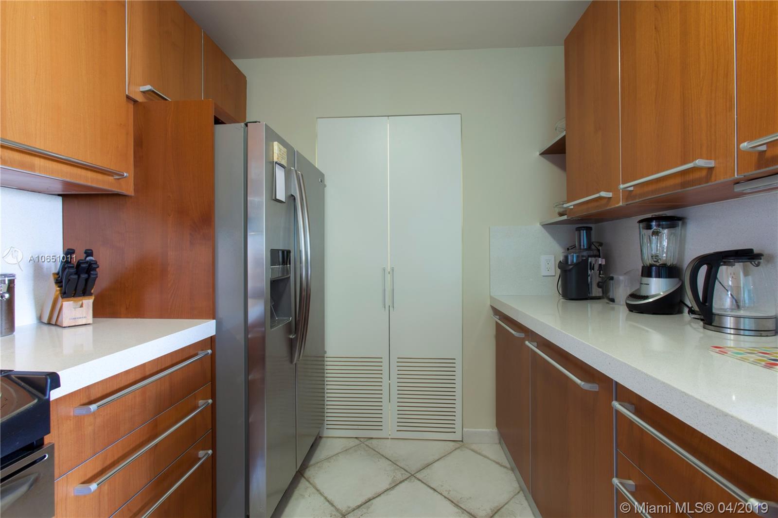 THE YACHT CLUB AVENTURA - Residential