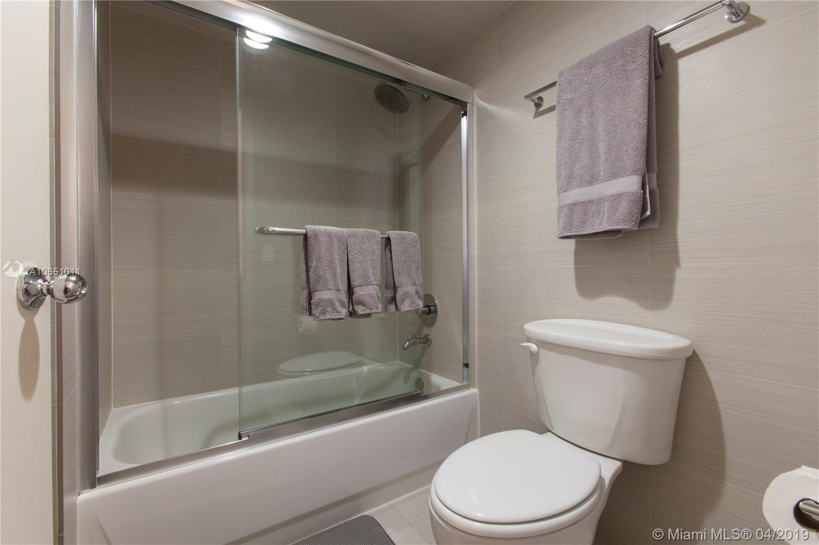 THE YACHT CLUB AVENTURA - Residential