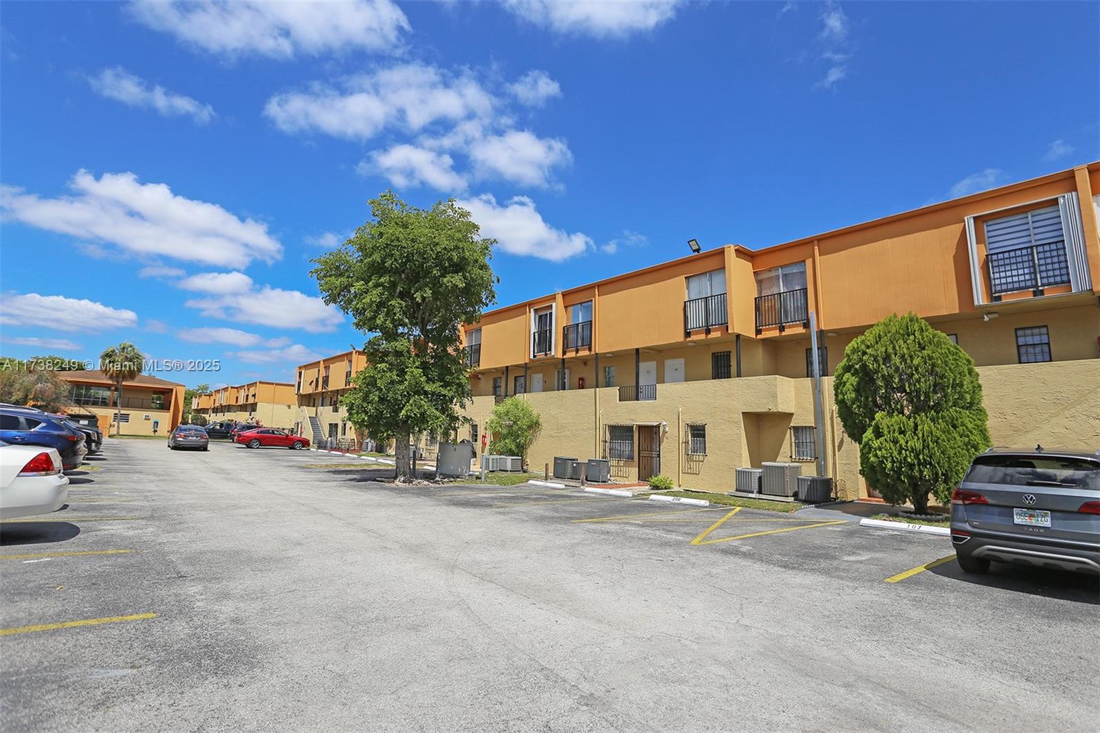 LAGUNA CLUB WEST CONDO BL - Residential