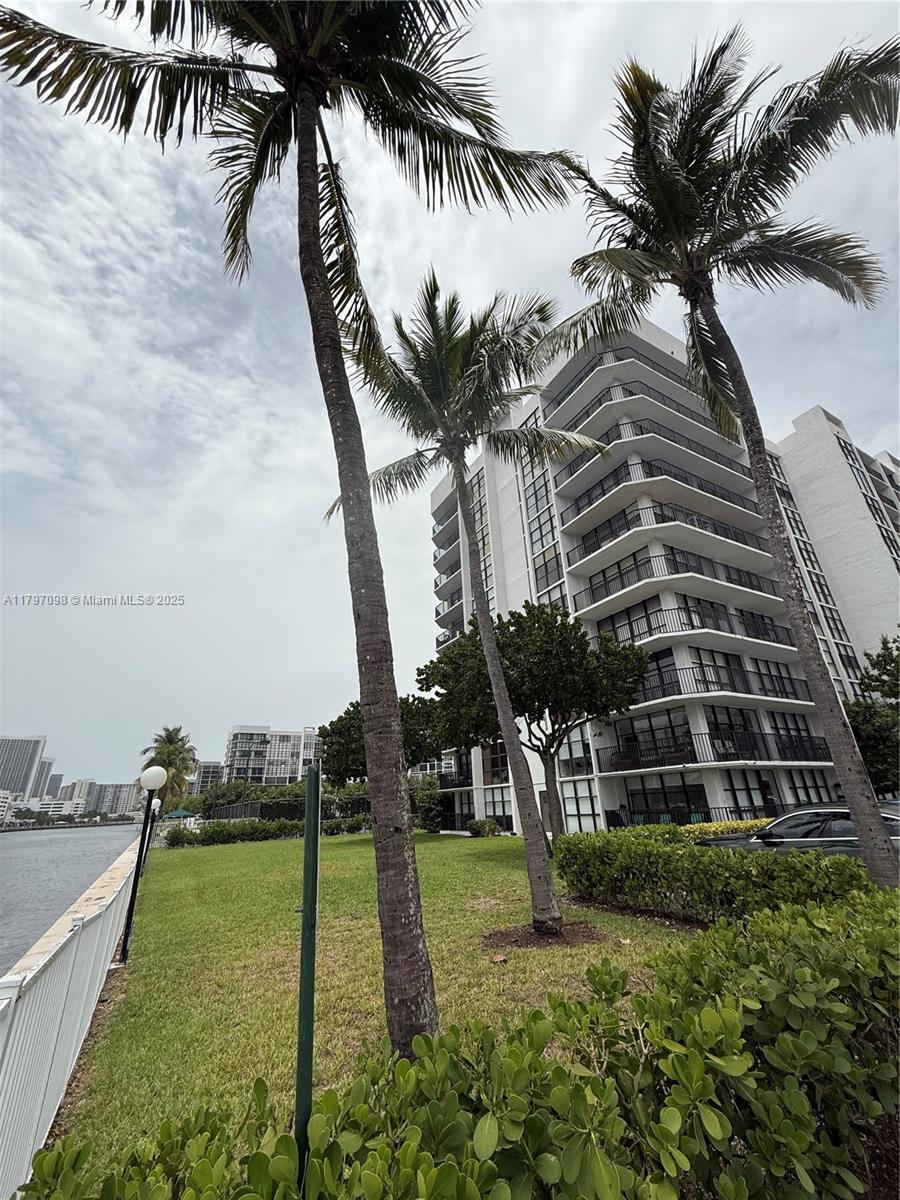 1000 Parkview Dr 707, Hallandale Beach, Broward County, Florida - 1 Bedrooms  
2 Bathrooms - 