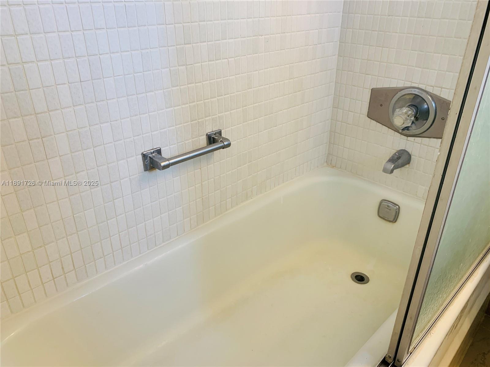 BARCELONA CONDO NORTH BLD - Residential Lease