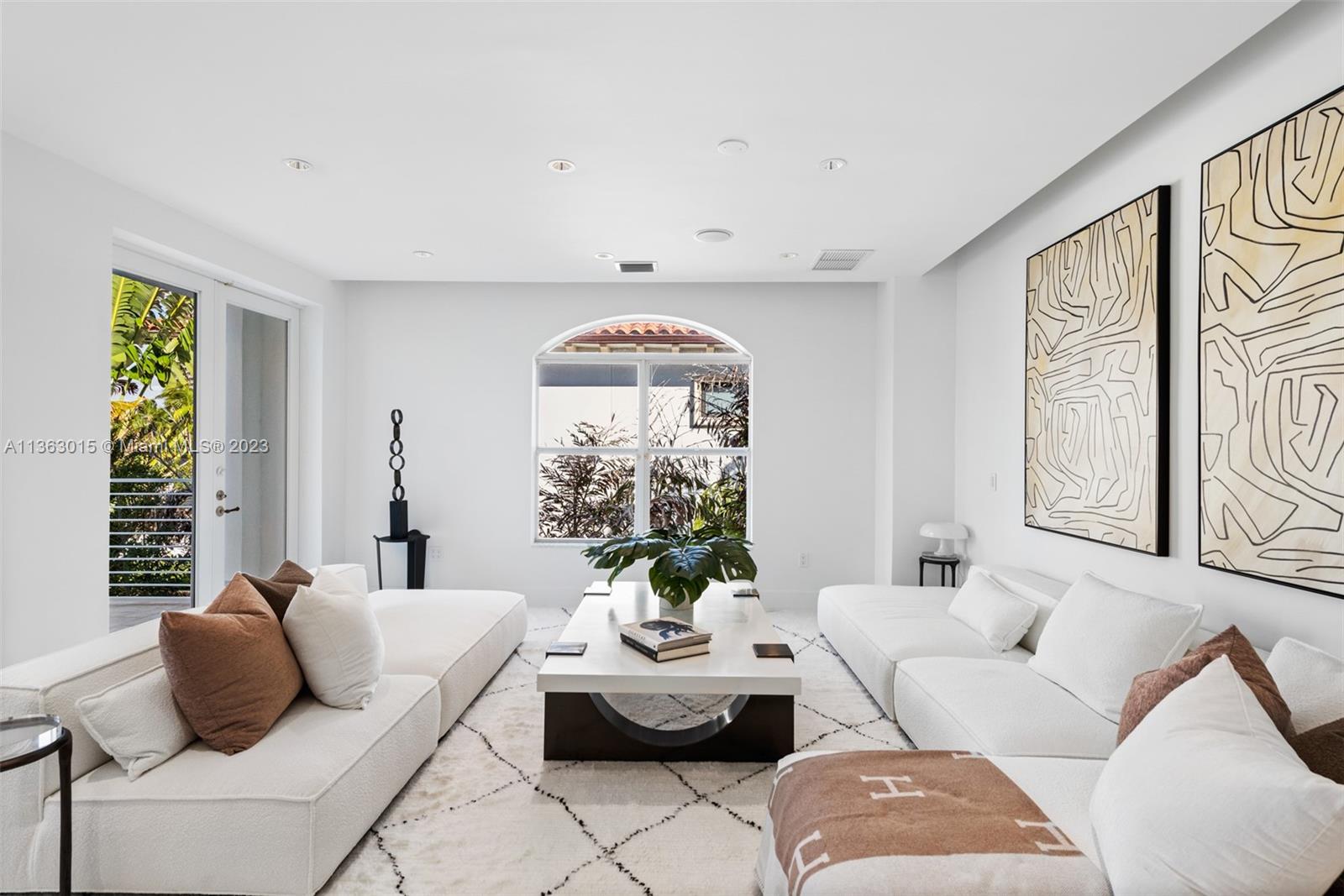 GOLDEN BEACH SEC D - Residential