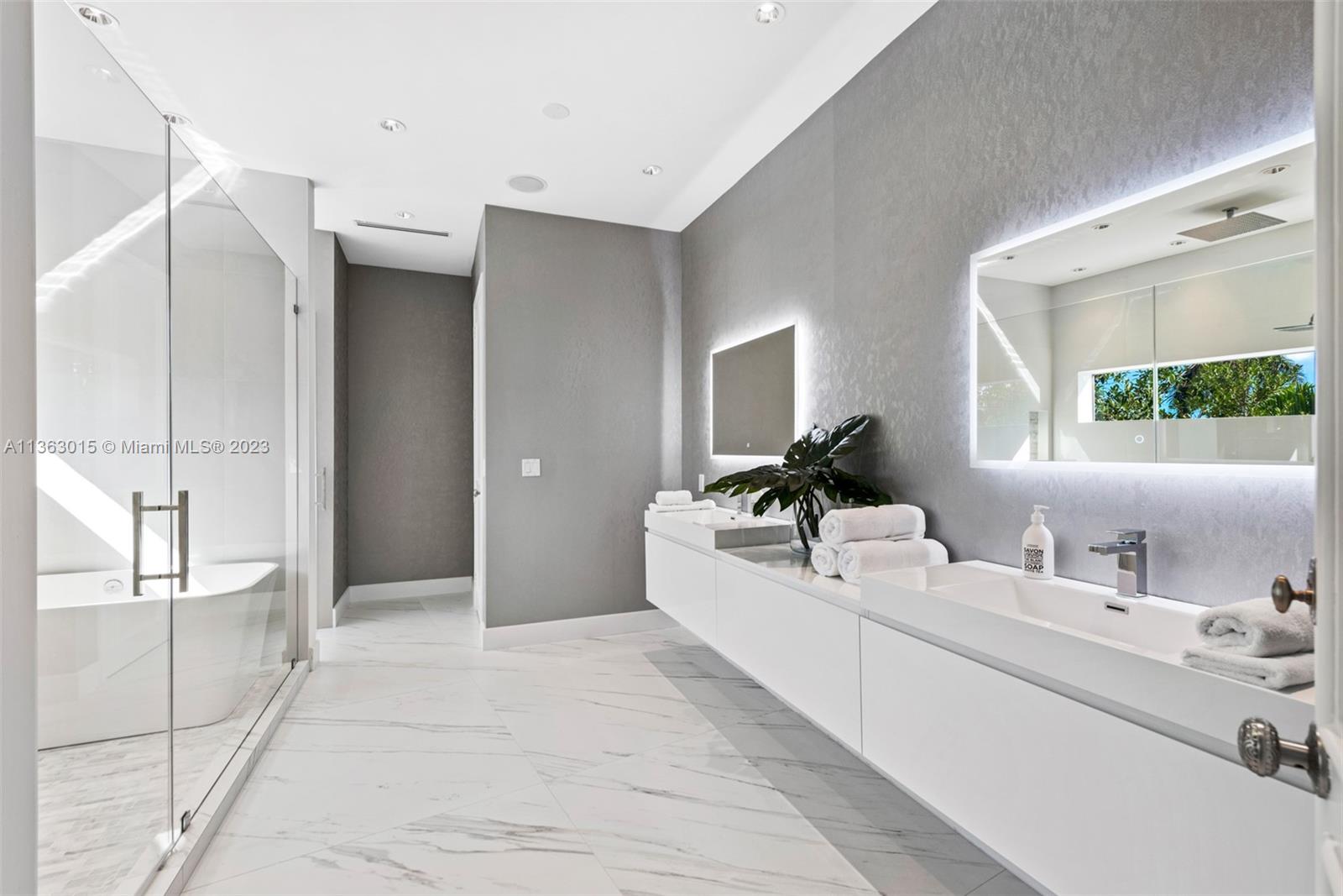 GOLDEN BEACH SEC D - Residential