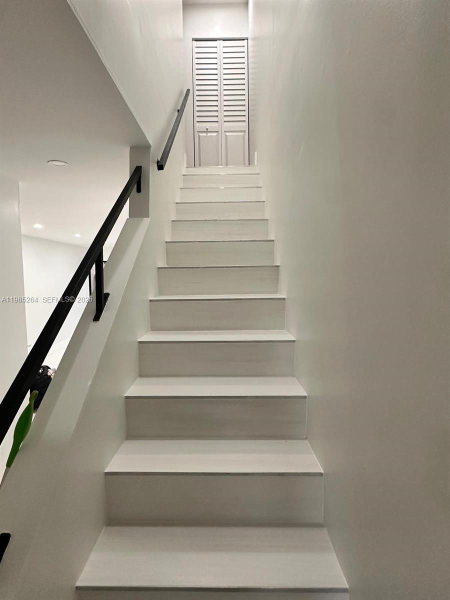 RIVER CLUB TOWNHOUSE COND - Residential Lease