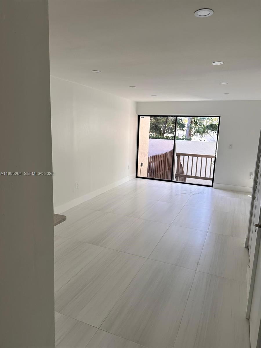 RIVER CLUB TOWNHOUSE COND - Residential Lease