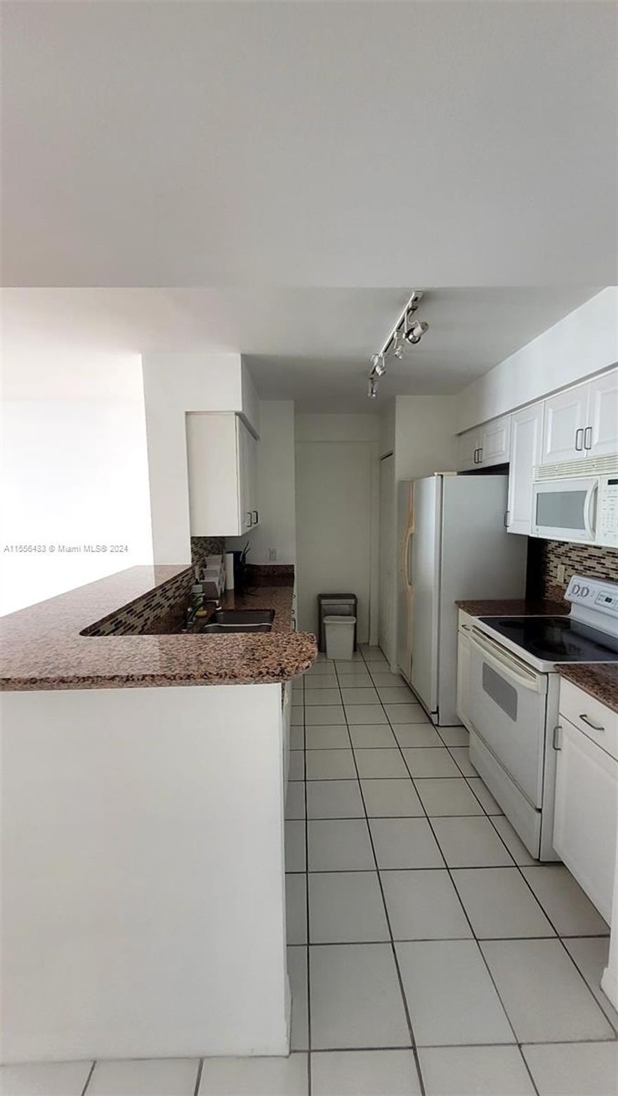 Great condo in convenient location near highways and shopping.  Laundry inside unit.