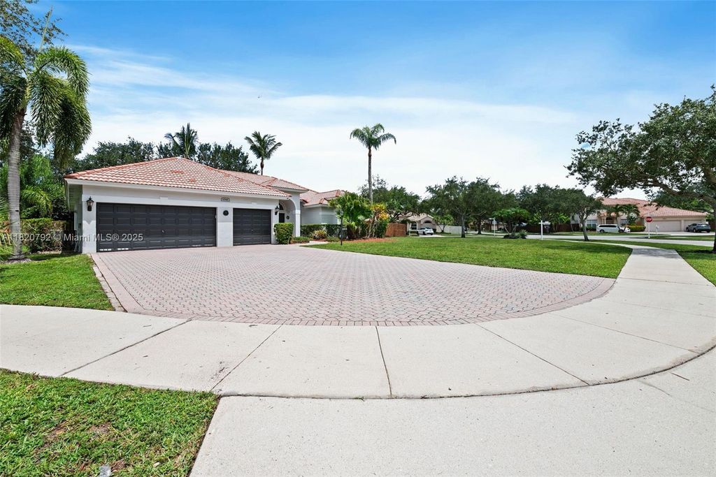 Photo of 6946 Mariposa Cir Ct, Pembroke Pines, FL 33331 (MLS # A11820792)