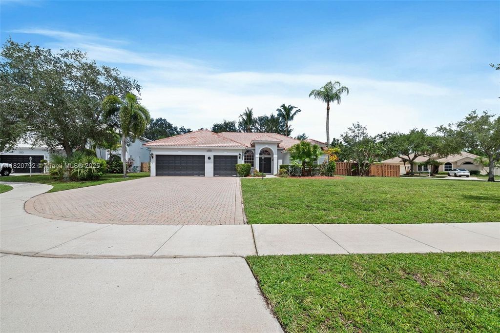 Photo of 6946 Mariposa Cir Ct, Pembroke Pines, FL 33331 (MLS # A11820792)