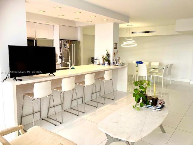 Spectacular apartment completely renovated with exquisite taste, comfortable, large, bright, beautiful view, very close to the beach, Golf Course and Aventura mall