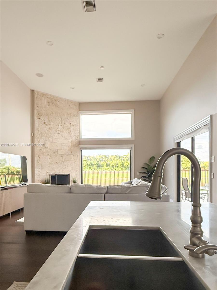 SECTOR 6 - Residential Lease